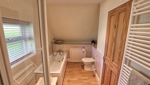 Belview Cottage Dorset - bathroom with full-size bath